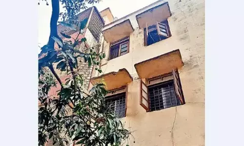 तीसरी मंजिल से टूटकर नीचे गिरी रेल आवास की खिड़की