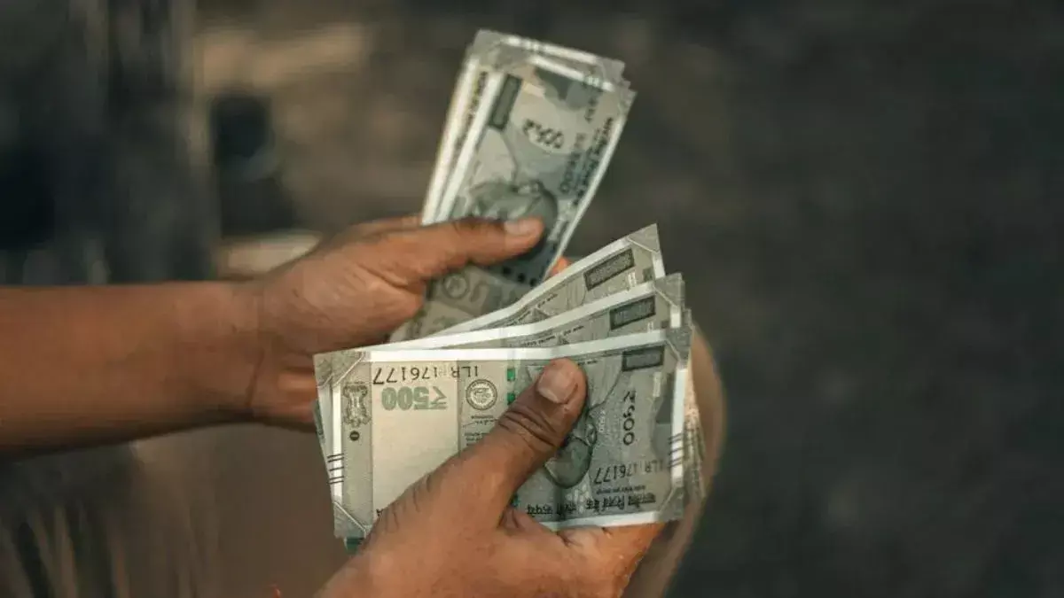 तलवाडा गांव में 5 हजार की रिश्वत लेते ग्रामसेवक रंगेहाथ गिरफ्तार, सहायक अभियंता 18 हजार की रिश्वत लेते धराया