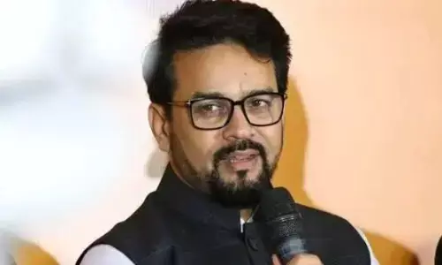 कोलकाता में मांसाहारी खाने पर छिड़ा संग्राम, मीडिया वार्ता के दौरान अनुराग ठाकुर क्यों खाने लगे मछली भात?