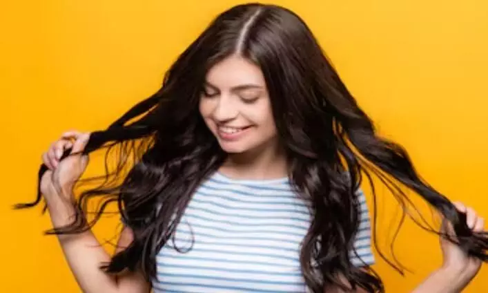 गर्मियों में अगर आपके बाल भी हो रहे हैं डैमेज, धूप भी कर रही है परेशान, तो ऐसे रखें उसका ख्याल