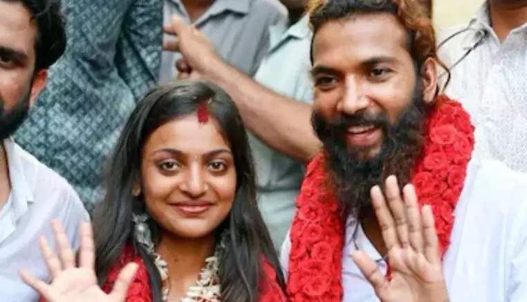 मोनालिसा की शादी को लेकर छलका मां का दर्द, मीडिया से कहा - मेरी बेटी के साथ ऐसा कुछ हो जाएगा, हमें...