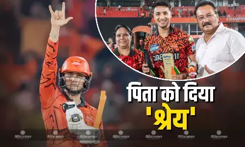 पापा को दिखाइए..., जब अभिषेक शर्मा ने कैमरामैन से की खास अपील