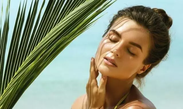 तीखी धूप में बाहर निकलते ही जलने लगती है स्किन, तो ऐसे करें अपनी देखभाल, चमकने लगेगा चेहरा