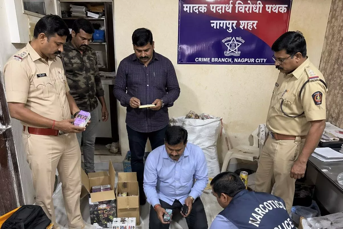 दो दुकानों से नकदी और कपड़े चोरी, ई-सिगरेट विक्रेता के घर पर छापे में दो लाख से अधिक का प्रतिबंधित माल जब्त