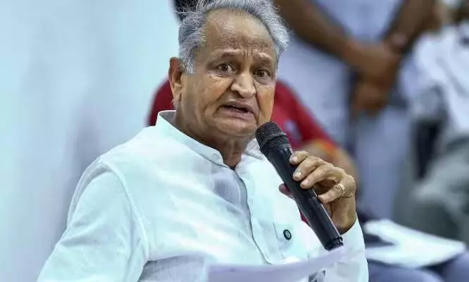 बम वाली धमकी पर हो रही जमकर सियासत, अशोक गहलोत ने राज्य सरकार पर उठाए सवाल