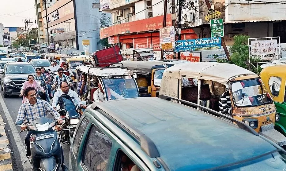 सीएनजी भरवाने सवारी ऑटो की कतार, लगा लम्बा जाम, एकता चौक से उखरी तिराहा तक अव्यवस्था