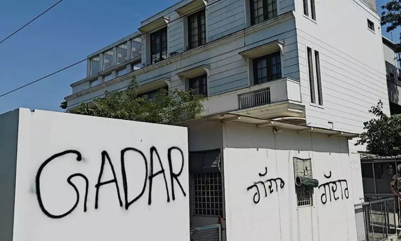 पंजाब AAP कार्यकर्ताओं में गुस्सा, हरभजन सिंह के घर की दीवार पर लिखा गद्दार, पुलिस की मौजूदगी में विरोध