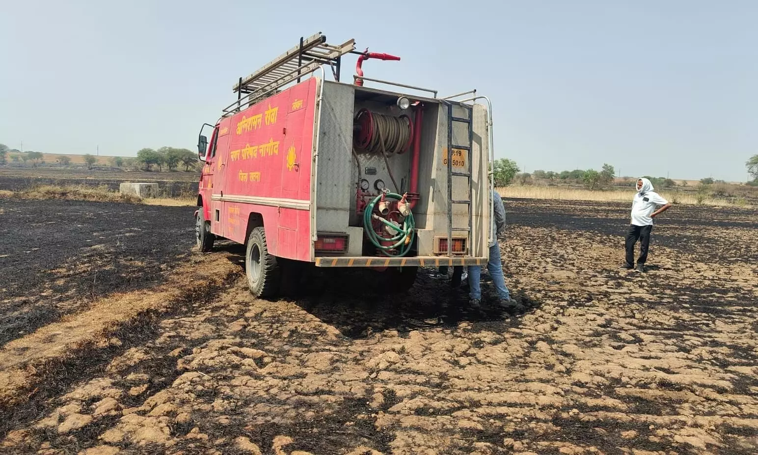बेकाबू हुई नरवाई की आग, लपटों में घिरी फायर ब्रिगेड
