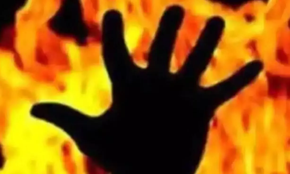 शादी की बात सुन प्रेमिका दौड़कर प्रेमी के घर पहुंची, काफी विवाद के बाद खुद को लगाया आग?