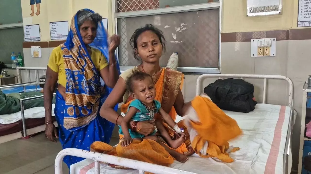 जिला अस्पताल के एनआरसी वार्ड में मासूमों की अग्निपरीक्षा, अव्यवस्थाओं के बीच तप रहे कुपोषित बच्चे