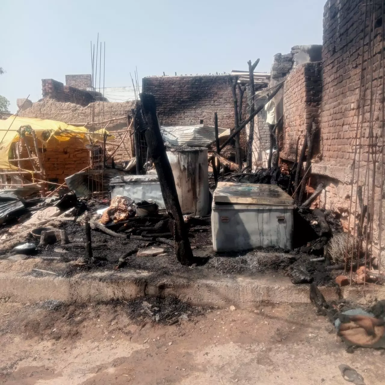 ढुरौंहा गांव में रिहायशी मकान में लगी भीषण आग, लाखों का सामान व अनाज जलकर खाक