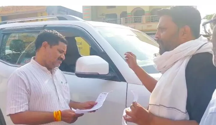 नगर कांग्रेस अध्यक्ष ने विधायक को पत्र सौंपकर अमानगंज में की शव वाहन की मांग