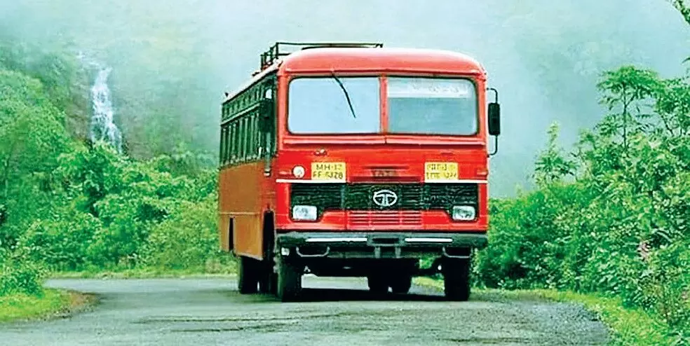 एसटी की हालत खस्ता - बसों का टोटा, लंबी दूरी का सफर कठिन, निजी बस संचालकों की हो रही चांदी