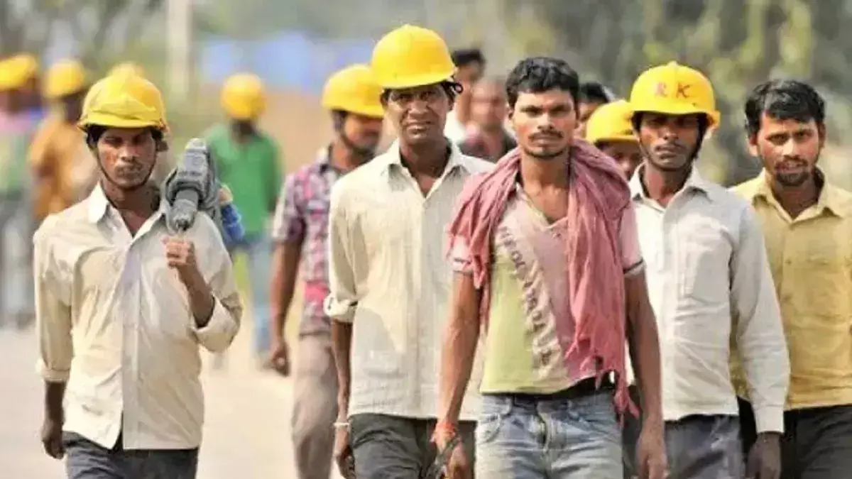 अफवाह - डर और लोकतंत्र - नाम कटने के डर से पकड़ी मुलुक की राह, मुंबई छोड़ बंगाल पहुंच रहे मजदूर