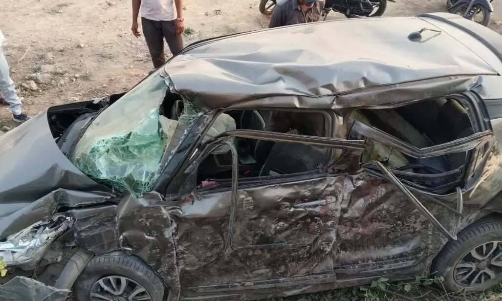 खंडवा में भीषण सड़क हादसा, दीवार में जा घुसी बारातियों से भरी कार, तीन की मौत