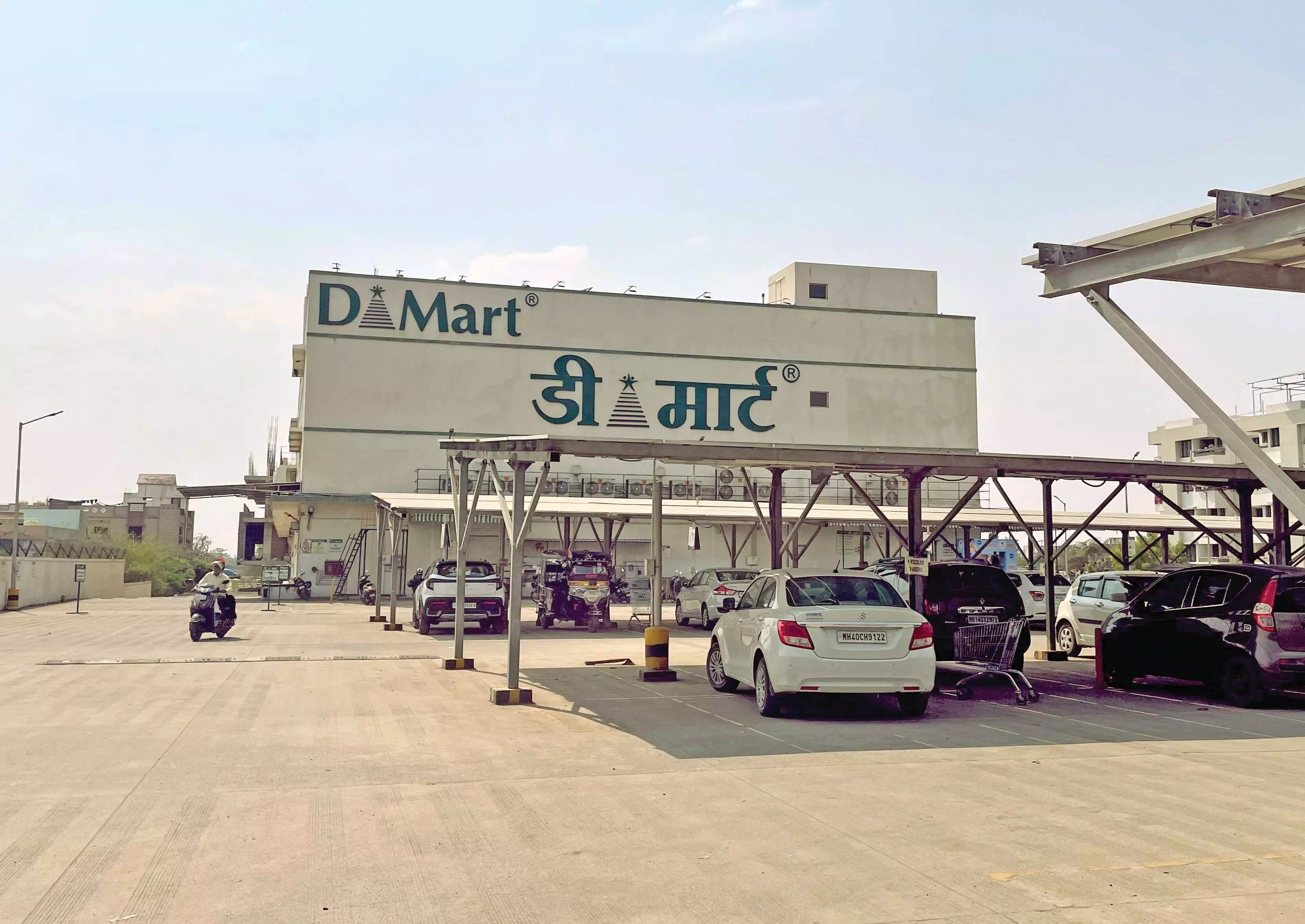 कर्मचारियों के गंभीर आरोप - आठ घंटे खड़े-खड़े करते हैं काम, फिर भी मिलता है आधा-अधूरा वेतन