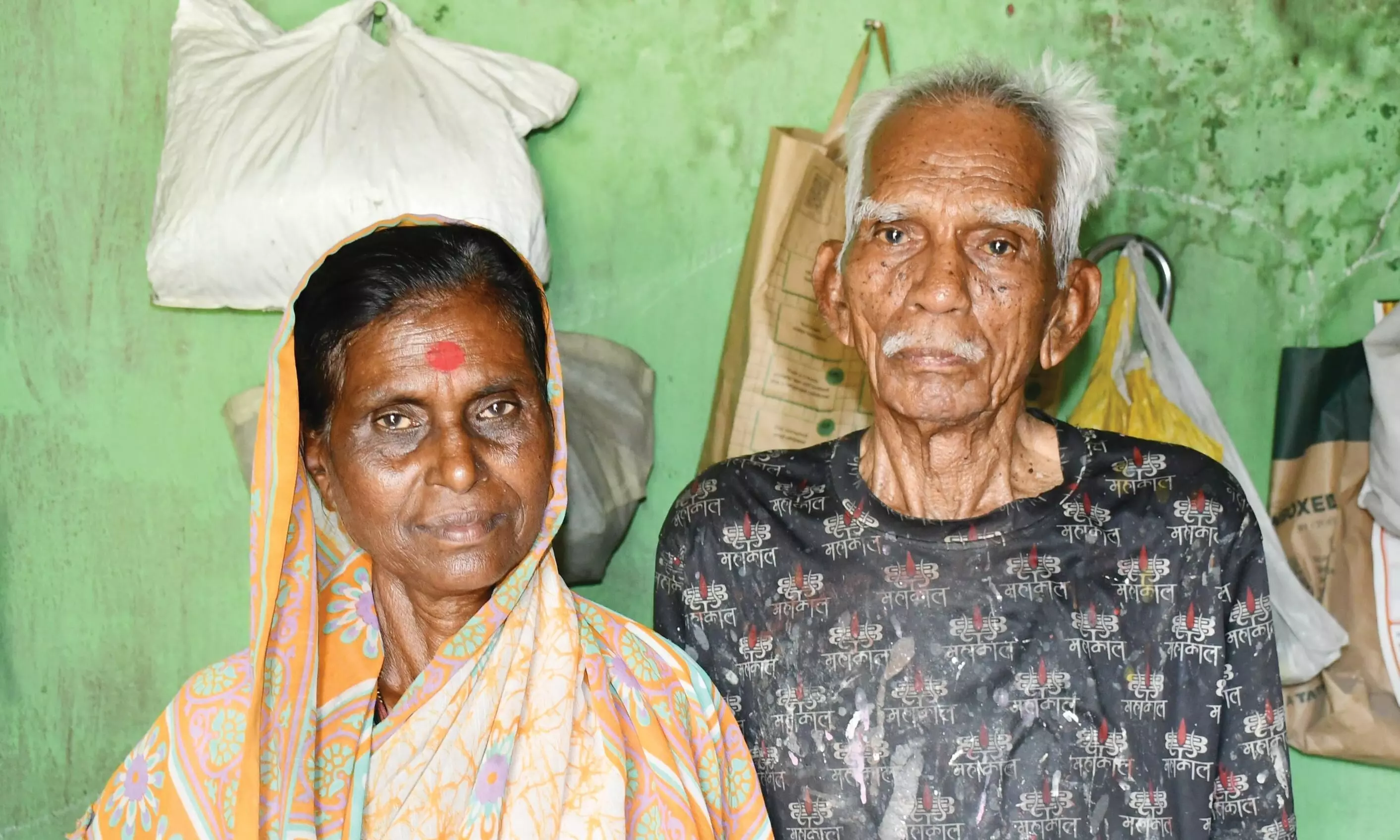 हर रोज संघर्ष, बिखरे पड़े हैं सपने फिर भी खड़े हैं महादेव, 101 साल की उम्र में है काम की तलाश