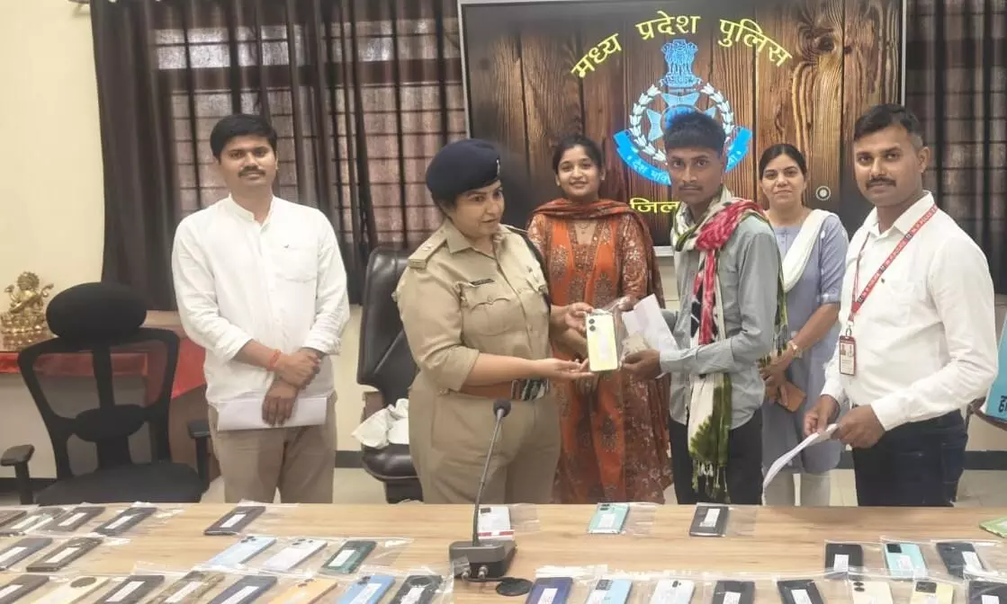 मैहर पुलिस ने 14.35 लाख के 85 मोबाइल फोन खोजकर लौटाए