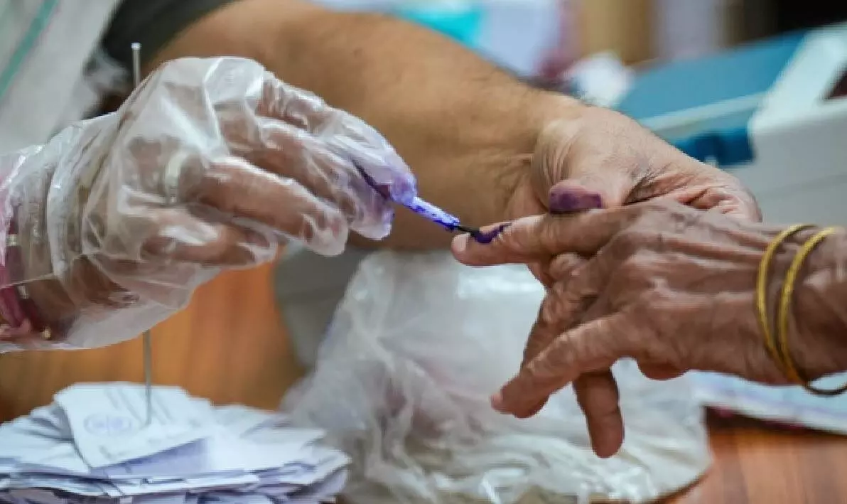 लोगों में दिखा वोटिंग का उत्साह, तो पोलिंग बूथ पर BJP-TMC में हुई झड़प, जानें अंतिम चरण में कैसा रहा बंगाल का चुनावी माहौल