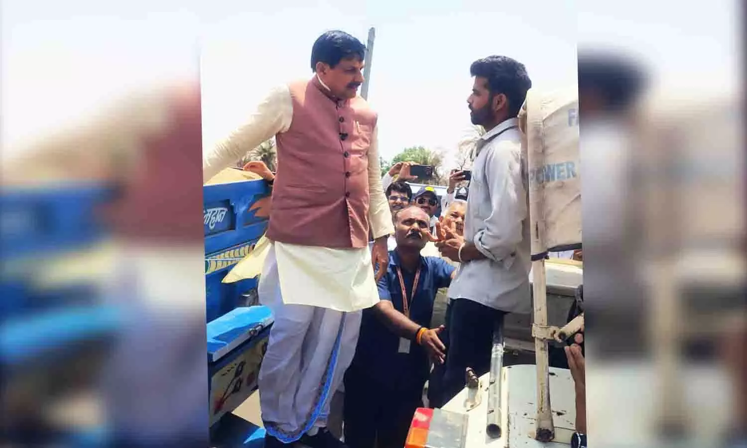 ट्रॉली पर चढ़े, किसानों से इस अंदाज में जाना हाल, क्या आपने देखा सीएम डॉ. मोहन यादव का ये Photo ट्रॉली पर चढ़े, किसानों से इस अंदाज में जाना हाल, क्या आपने देखा सीएम डॉ. मोहन यादव का ये Photo