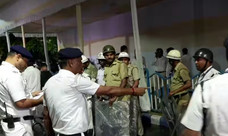 बैलेट बॉक्स में गड़बड़ी के आरोपों पर स्ट्रॉन्ग रूम पहुंची ममता बनर्जी, चुनाव आयोग ने कहा - EVM पूरी तरह सुरक्षित