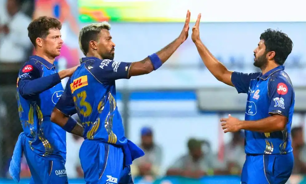 8 मुकाबले...केवल दो जीत, फिर भी प्लेऑफ में जगह बना सकती है मुंबई, जानें क्या है समीकरण