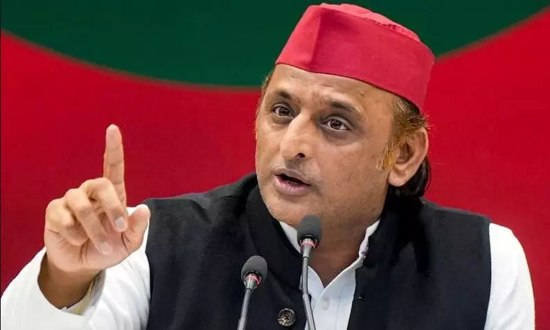 यूपी में सियासी हलचल तेज, अखिलेश यादव ने साधा बीजेपी पर निशाना, कहा- एक दूसरे को पीछे धकेलने की...