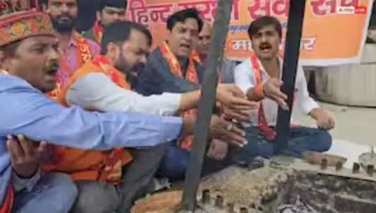 UP के गोरखपुर में BJP की जीत के लिए हुआ यज्ञ-हवन, बंगाल में ममता बनर्जी के हारने का किया दावा