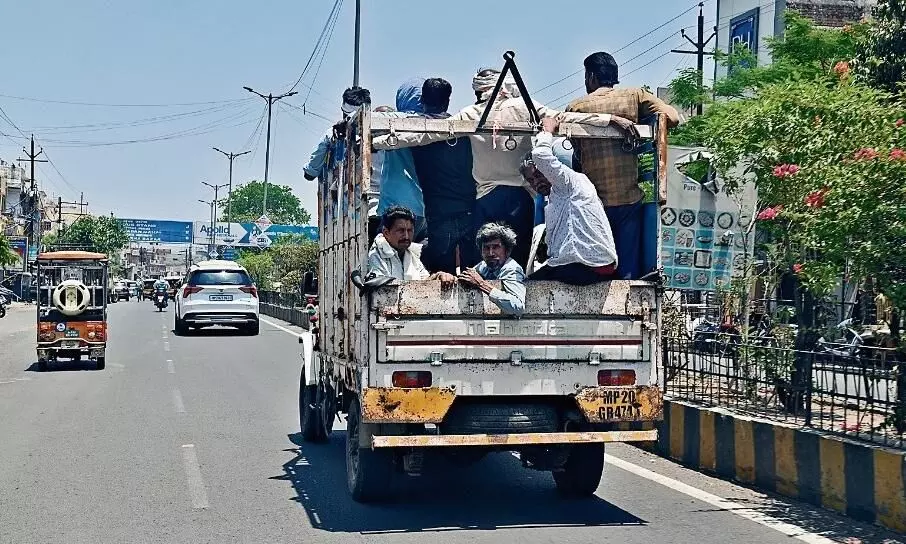 सड़क पर हादसे का इंतजार कर रहे जिम्मेदार