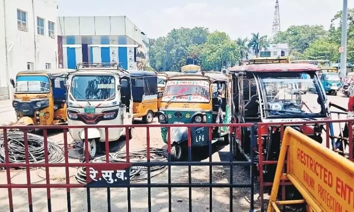 सवारी को लेकर खींचतान, प्लेटफाॅर्म तक पहुंच रहे ऑटो, नाे-पार्किंग में खड़ा करने पर कार्रवाई