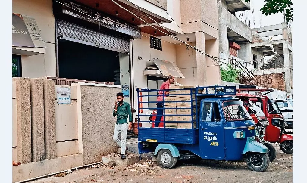 रहवासी क्षेत्र में चल रहा है तेल और खाद्य सामग्री का गोदाम, आग लगने का खतरा