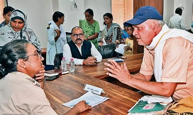फैक्ट्री कर्मी से धोखाधड़ी कर बेची आदिवासी की जमीन