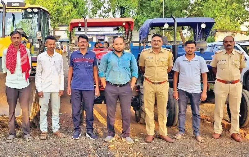 अवैध खनन पर शिकंजा , जेसीबी पर लटक कर 4 किमी तक माफियाओं का किया पीछा
