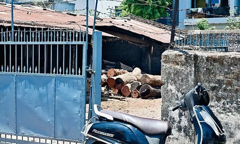 रहवासी क्षेत्र में बना दिया लकड़ी का गोदाम, सुरक्षा के इंतजाम नहीं