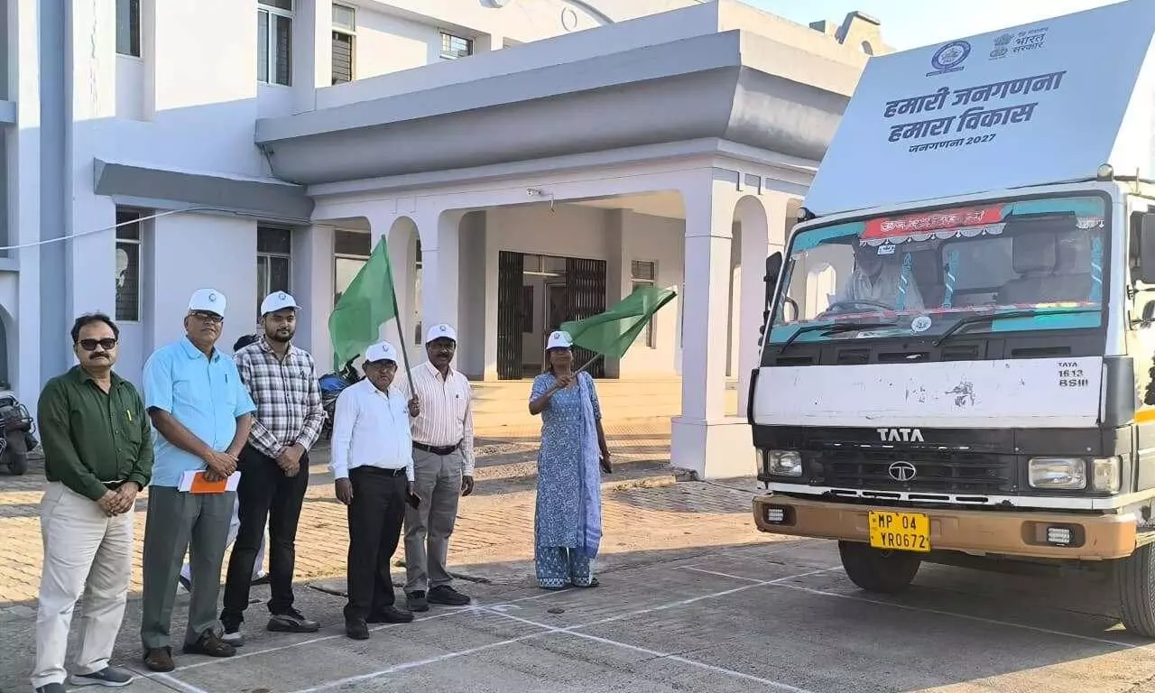 कलेक्टर ने जनगणना प्रचार रथ को दिखाई हरी झंडी, राष्ट्रीय अभियान में जिलेवासियों से सहयोग की अपील