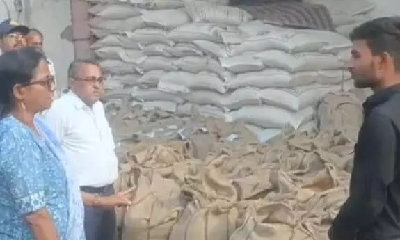 कलेक्टर ने गेहूं खरीदी केन्द्र जरूआपुर का किया औचक निरीक्षण
