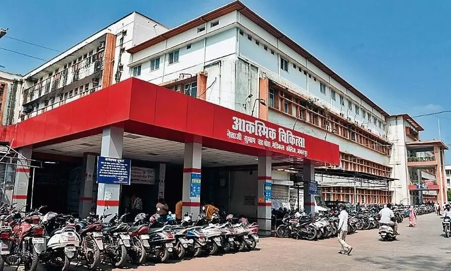 मेडिकल कॉलेज प्रबंधन ने की कार्रवाई, थाने में भी दी शिकायत