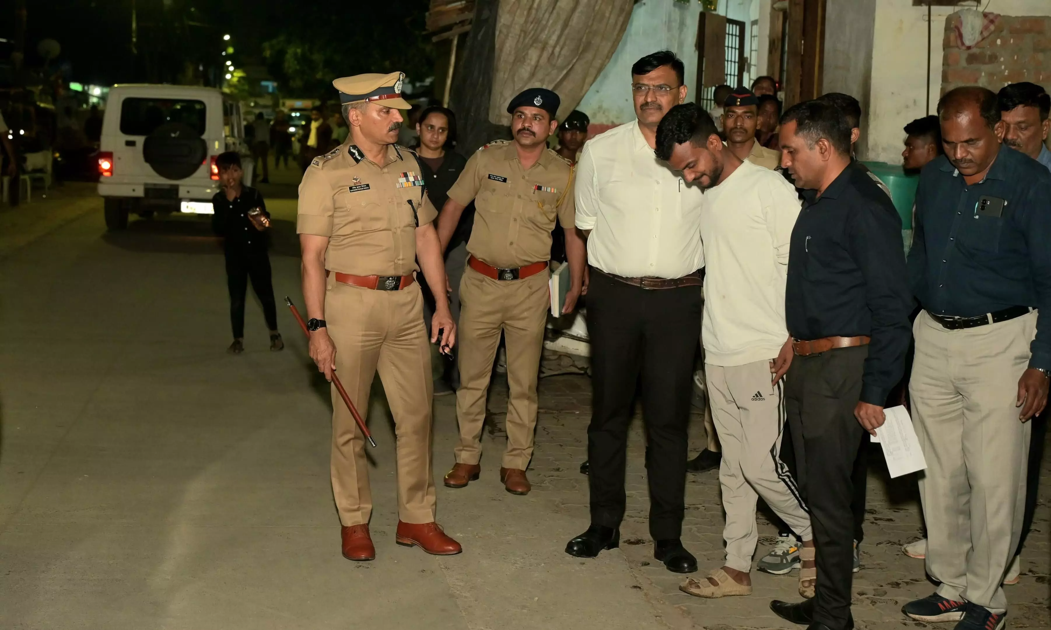 खोदा पहाड़, निकली चुहिया - तीन दर्जन नशा विक्रेताओं के घरों में पुलिस की दबिश, देर रात तक चला सर्च ऑपरेशन