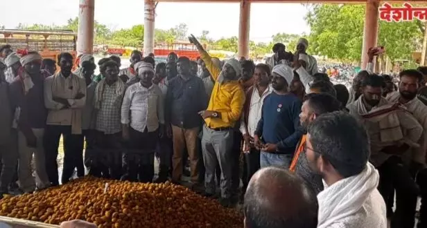 हल्दी की राजधानी के रूप में प्रसिद्ध जिले में बेमौसमी बारिश से हल्दी भीगने से किसानों का गुस्सा फूटा, नीलामी करवाई बंद