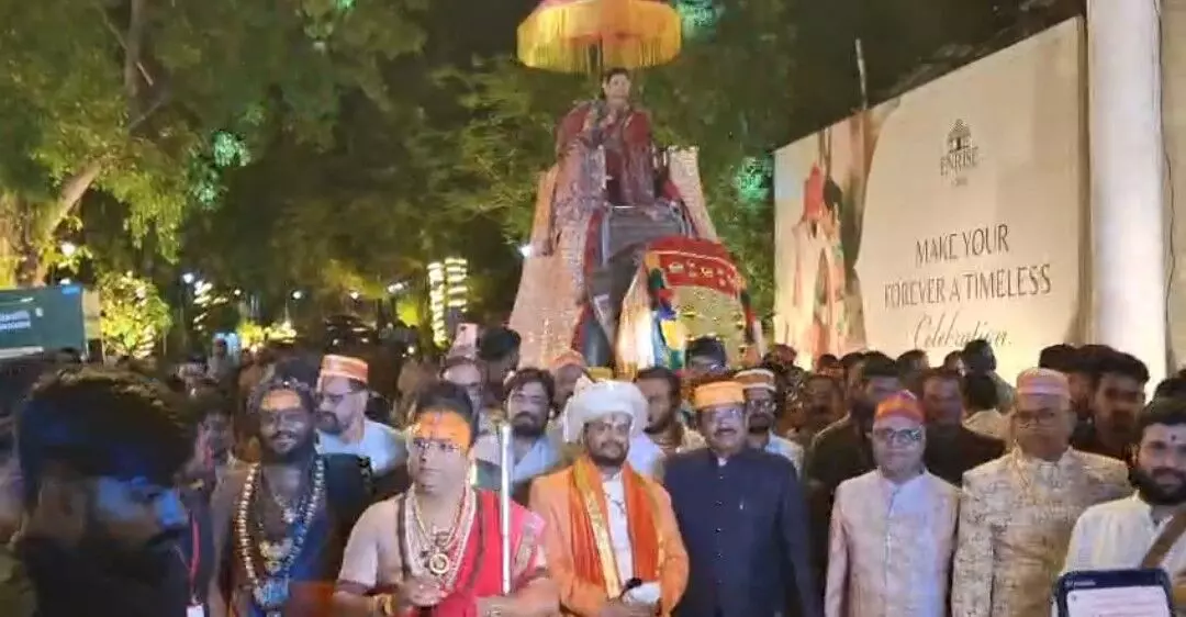 ढोल-ताशों की गूंज, रोशनी से जगमग सड़कें और हाथी पर सवार दुल्हन, पारंपरिक वेशभूषा में दिखी राजदरबार जैसी भव्यता
