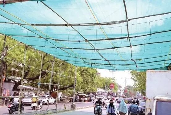 चौराहों पर अब ठंडी फुहारें, मनपा लगा रही  स्प्रिंकलर