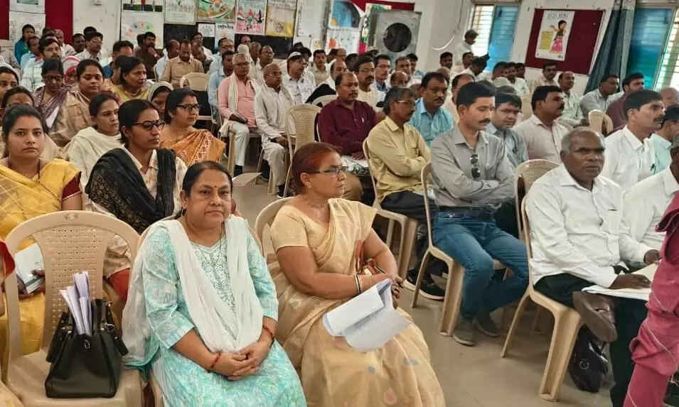 जिस संस्था का परीक्षा परिणाम 40 प्रतिशत से कम उन प्राचार्याे पर होगी कार्यवाही, जिला शिक्षा अधिकारी ने प्राचार्याे के साथ की समीक्षा बैठक