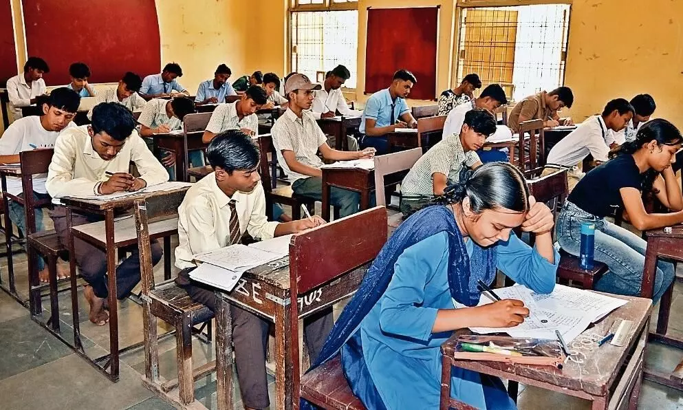 12वीं के छात्रों का निकला पसीना 10वीं वालों ने ली राहत की सांस