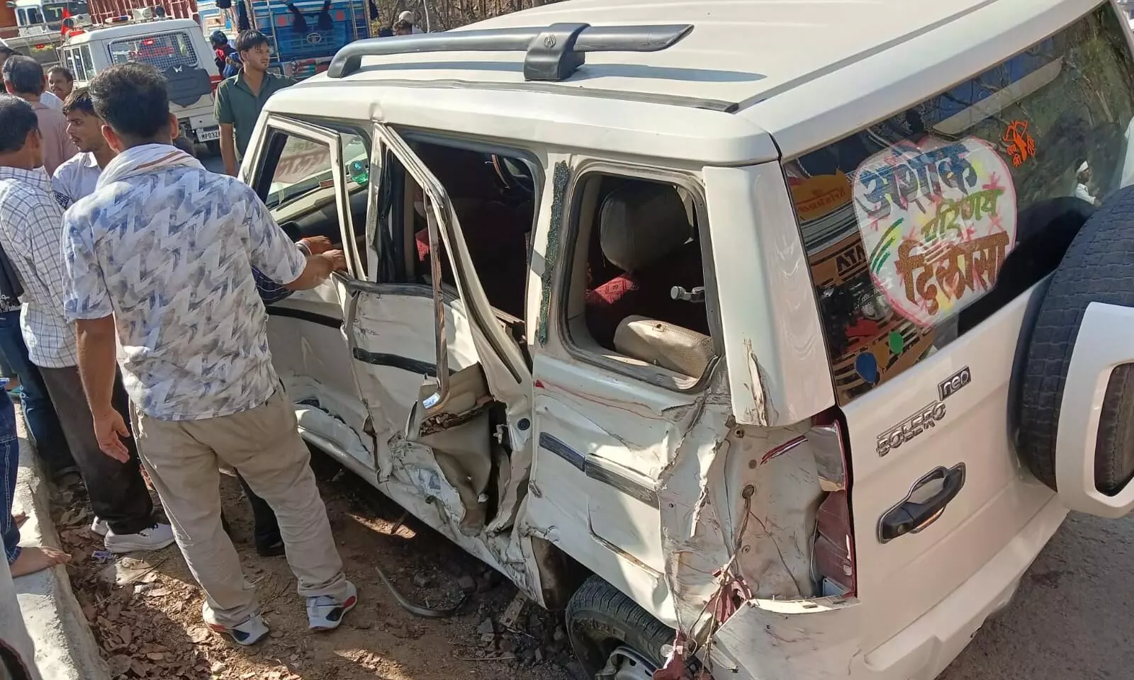 घाटी में अनियंत्रित हुआ ट्रक कार से टकराते हुए बाइक पर चढ़ा, युवक की मौत