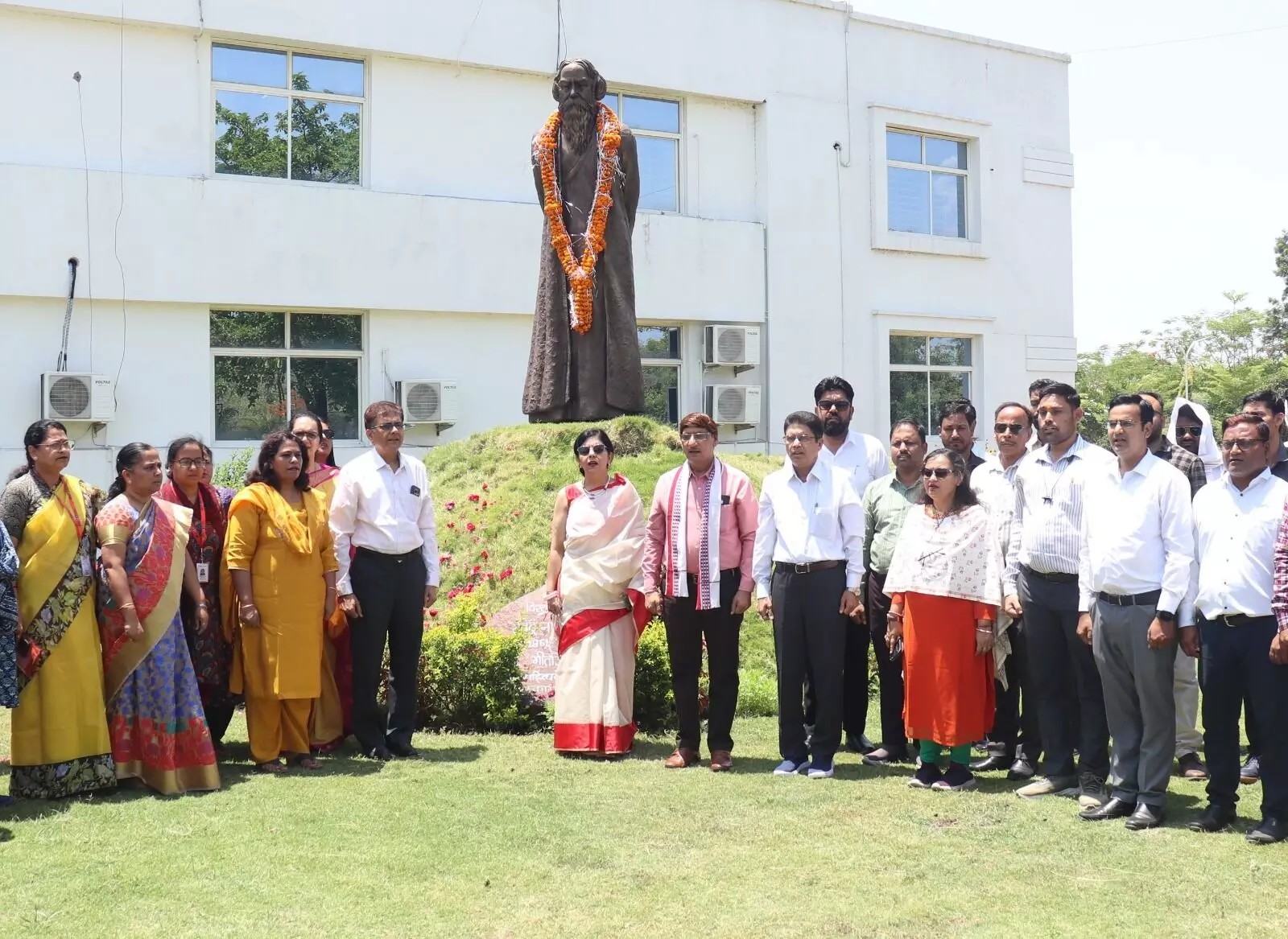 रबीन्द्रनाथ टैगोर यूनिवर्सिटी में टैगोर जयंती पर प्रणति पर्व का भाव भीना आयोजन रबीन्द्रनाथ टैगोर यूनिवर्सिटी में टैगोर जयंती पर प्रणति पर्व का भाव भीना आयोजन