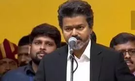 विजय ने सीएम शपथ लेने के बाद पहले डॉक्यूमेंट्स पर साइन किए फिर लोगों को संबोधित किया, महिला और हेल्दी समाज पहली प्राथमिकता