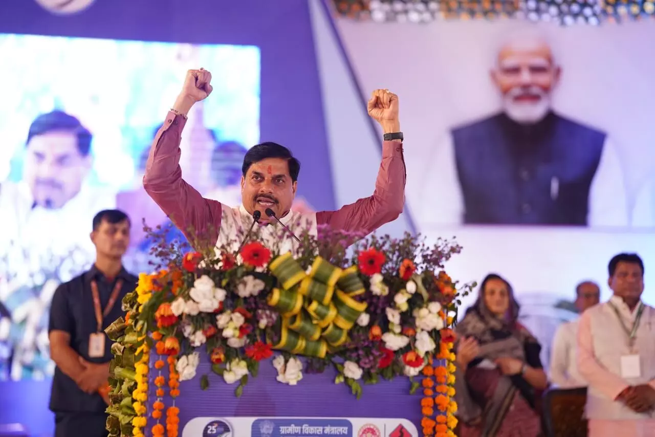 पीएम मोदी के संकल्प को सीएम डॉ. मोहन कर रहे पूरा, विकास का द्वार खोलेंगी 2117KM सड़कें, जानें सरकार का प्लान पीएम मोदी के संकल्प को सीएम डॉ. मोहन कर रहे पूरा, विकास का द्वार खोलेंगी 2117KM सड़कें, जानें सरकार का प्लान