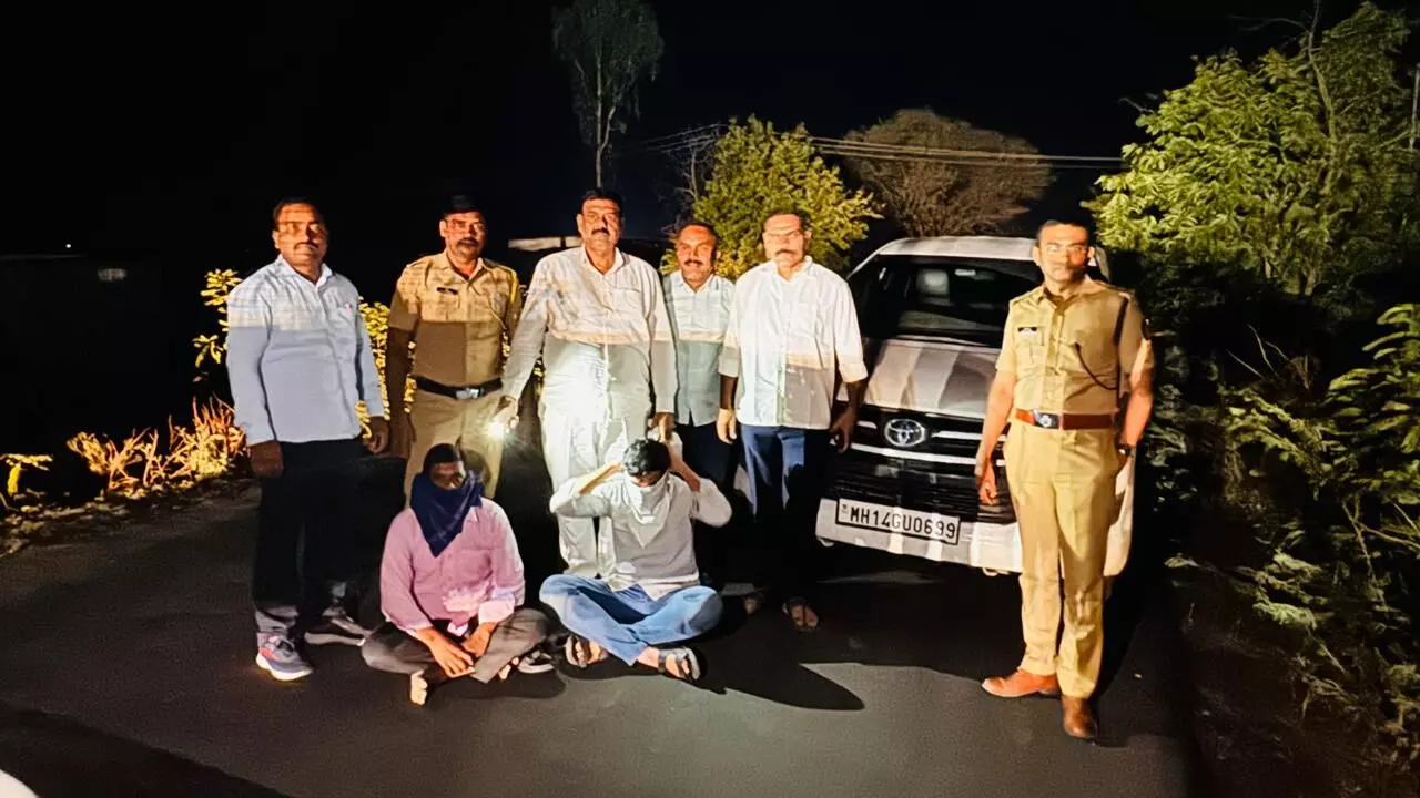 सूचना मिलते ही पुलिस ने संभाला मोर्चा, धारूर में साढ़े पांच लाख का गुटखा जब्त, दो गिरफ्तार सूचना मिलते ही पुलिस ने संभाला मोर्चा, धारूर में साढ़े पांच लाख का गुटखा जब्त, दो गिरफ्तार