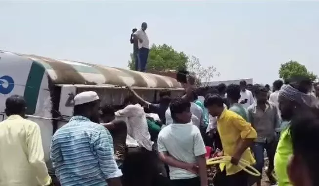 तालखेड फाटे के पास डीजल टैंकर पलटा, डीजल भरने के लिए उमड़ी भीड़ - कुछ समय तक यातायात भी प्रभावित