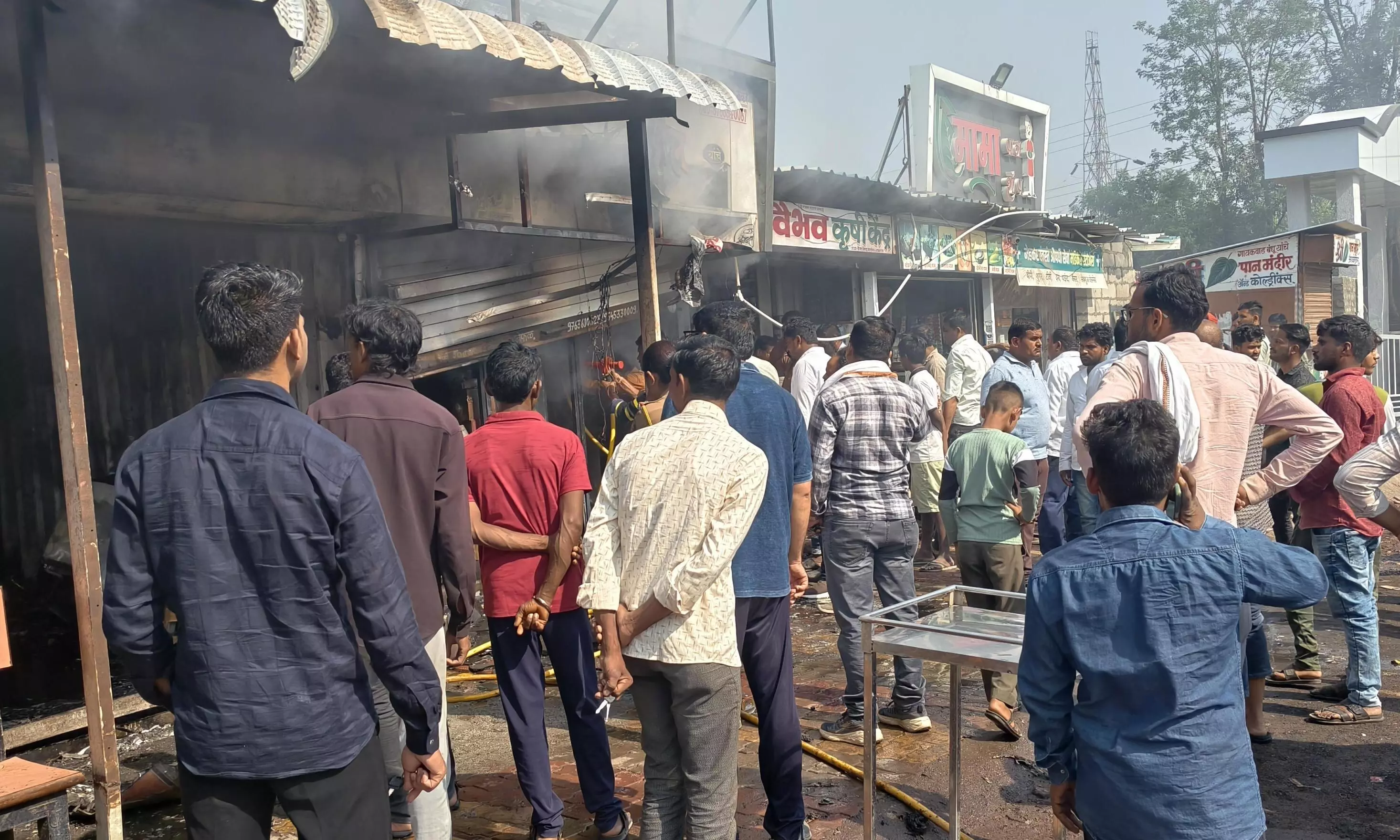मेहकर में भीषण आग से तीन दुकानें जलकर खाक, लाखों का नुकसान, मुआवजे की मांग मेहकर में भीषण आग से तीन दुकानें जलकर खाक, लाखों का नुकसान, मुआवजे की मांग